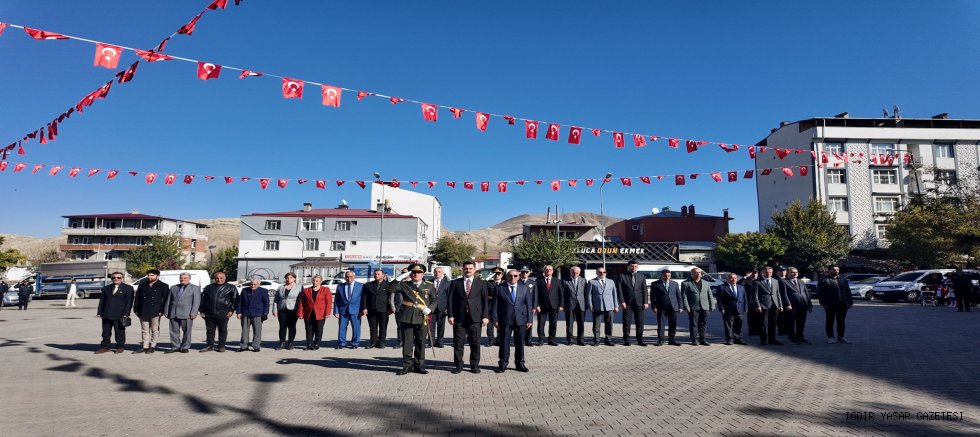 Tuzluca'da 29 Ekim Cumhuriyet Bayramı Coşkusu: Kaymakam Abdüllatif Yılmaz Çelenk Törenine Öncülük Etti