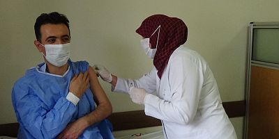 Iğdır'da Sağlık Çalışanları Aşı Olmaya Başladı